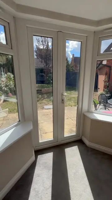 Soaking up the sunshine at this five bedroom, detached home in Deanshanger ☀️...